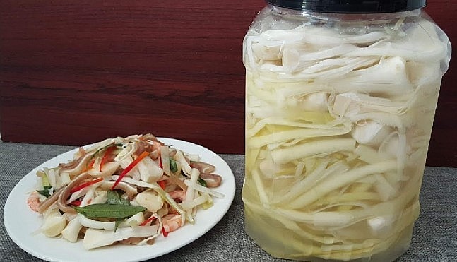 Dưa muối bồn bồn được nhiều người ưa chuộng.