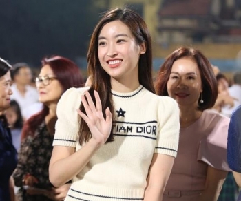 Hoa hậu Đỗ Mỹ Linh mặc áo len 60 triệu đồng đến nhận cup vô địch cùng chồng