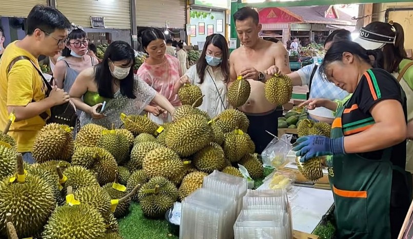 Một quầy bán sầu riêng ở chợ đầu mối trái cây tại Tây Song Bản Nạp, Vân Nam, Trung Quốc.