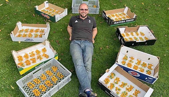 trước đó, anh từng trồng thành công cây cà chua có 488 trái