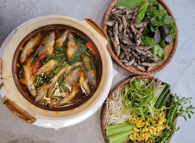 Món cá heo kho lạt, bên cạnh là cá linh chiên giòn, hai đặc sản mùa nước nổi.