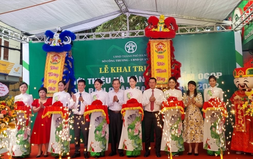 Các đại biểu cắt băng khánh thành điểm bán