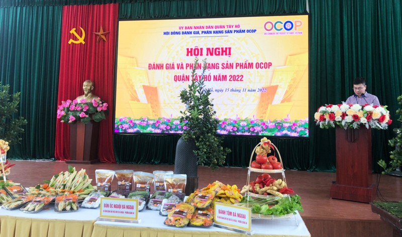 Khai mạc hội nghị đánh giá, phân hạng sản phẩm OCOP quận Tây Hồ năm 2022. (ảnh HNM)