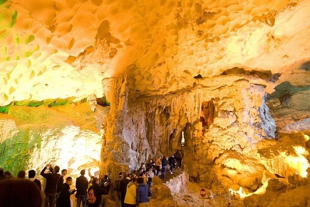 Khám phá danh thắng trên Vịnh Hạ Long vào cuối thu