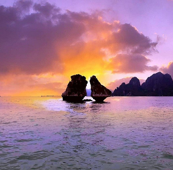 Khám phá danh thắng trên Vịnh Hạ Long vào cuối thu