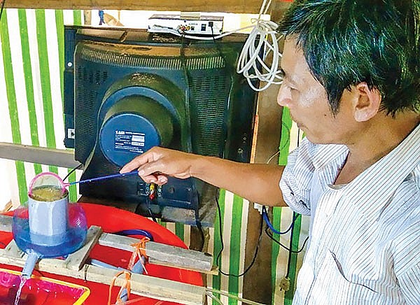 Anh Tuấn bên chiếc máy ấp trứng lươn tự chế của mình Anh Tuấn bên chiếc máy ấp trứng lươn tự chế của mình