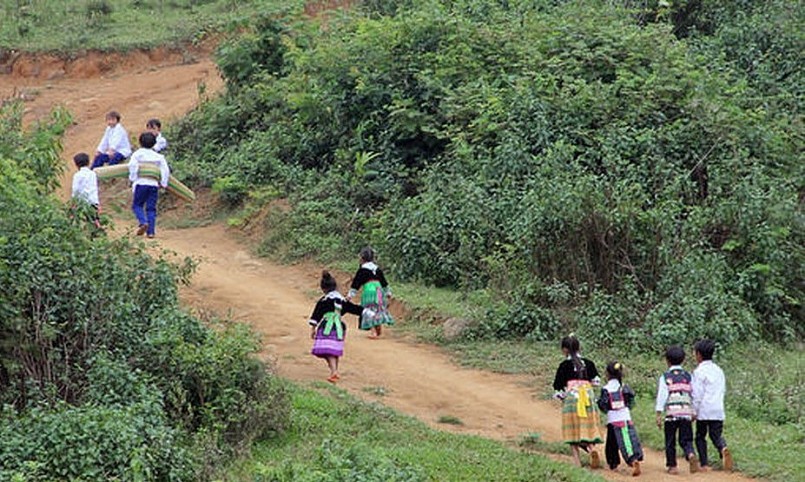Học sinh bản Pà Khốm, Tri Lễ trên con đường gập ghềnh đến trường. Ảnh: Hồ Phương.