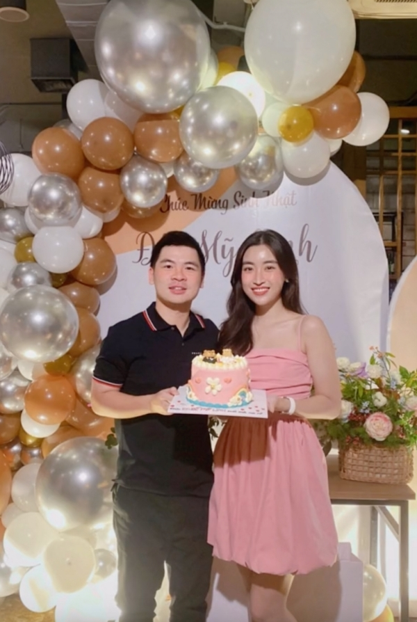 Khi đứng cạnh, cả hai cũng được khen ngợi có nhiều nét phu thê