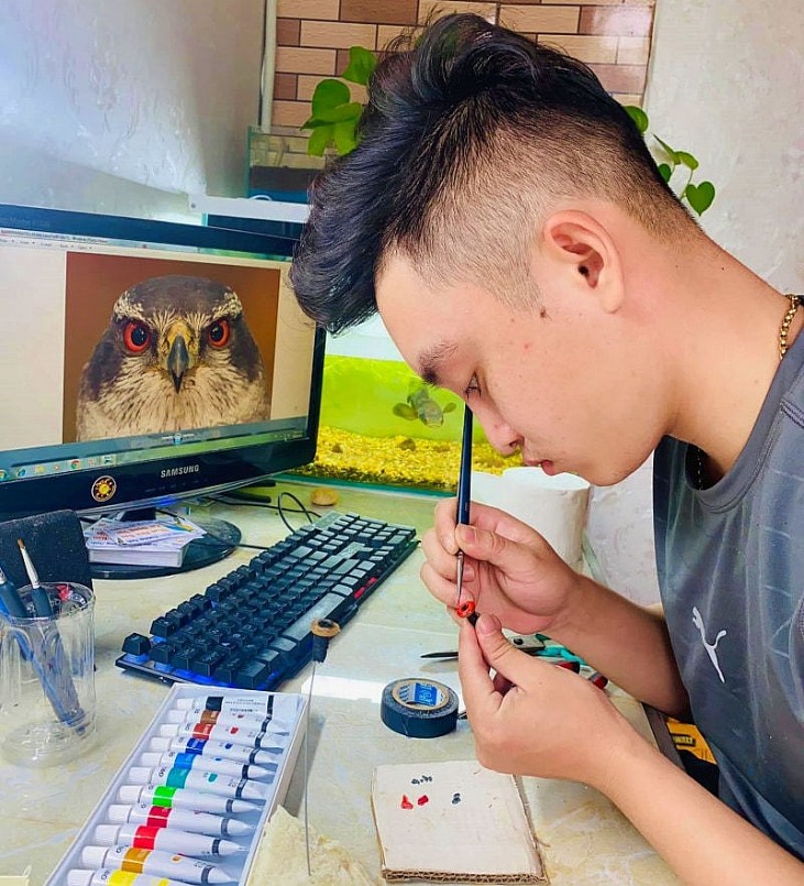 Hoàng Anh thiết kế đôi mắt cho tiêu bản chim đại bằng bằng việc vẽ lại một cách tỉ mỉ từng chi tiết dù là nhỏ nhất
