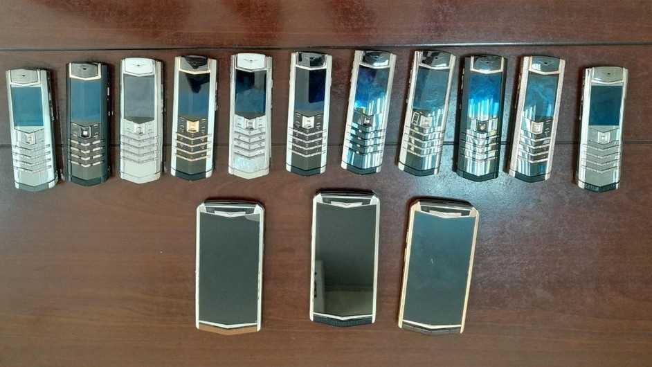 Bán đấu giá loạt điện thoại, đồng hồ siêu sang có giá hơn 3,9 tỷ đồng