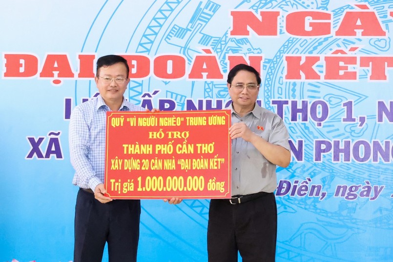 Thủ tướng trao hỗ trợ TP. Cần Thơ xây dựng 20 căn nhà Đại đoàn kết - Ảnh: VGP/Nhật Bắc