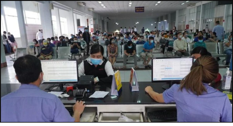 hành khách mua vé tại các ga