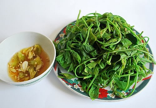 đĩa ngọn đậu luộc chấm mắm tỏi chanh.