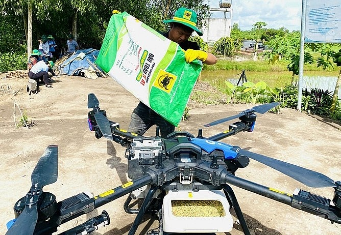 Nông dân HTX Dịch vụ nông nghiệp Mỹ Đông sử dụng Drone gieo giống. Ảnh: Lê Hoàng Vũ. Nông dân HTX Dịch vụ nông nghiệp Mỹ Đông sử dụng Drone gieo giống. Ảnh: Lê Hoàng Vũ.