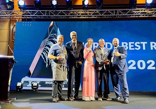 Ông Hồ Quang Cua nhận giải tại cuộc thi Gạo ngon thế giới năm 2022 (ảnh: DN cung cấp).