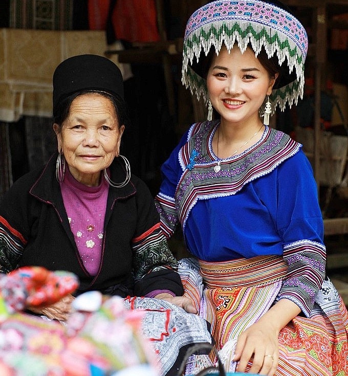 Mỗi lần livestream bán hàng, Chú đều rất chăm sóc cho trang phục truyền thống, quảng bá nét đẹp quê hương. Ảnh: Lưu Hòa.