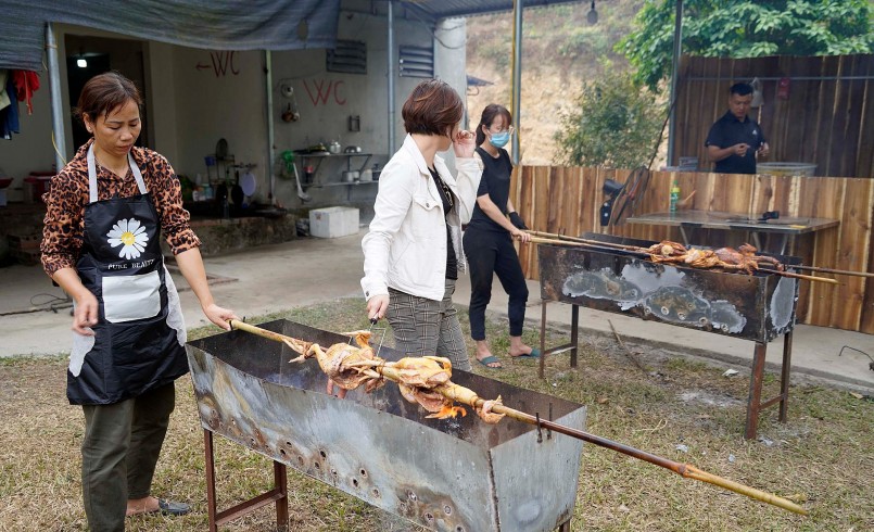 Ngoài được ăn cam tại vườn, khách còn có thể ăn gà nướng ngay tại đây nếu thích.