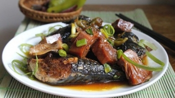 Độc đáo với món cá nục kho mít non