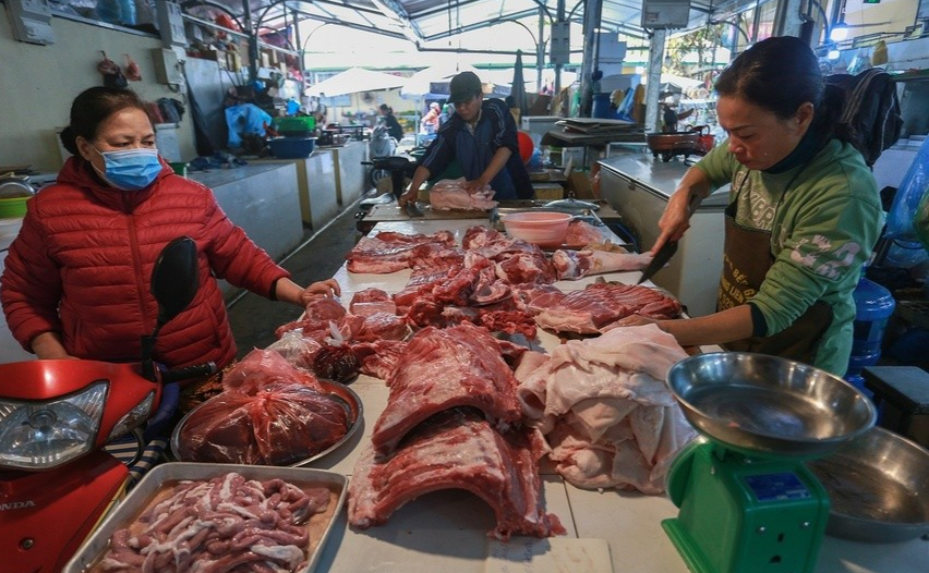Người nuôi heo thua lỗ, người bán lẻ thịt heo “lãi dày”