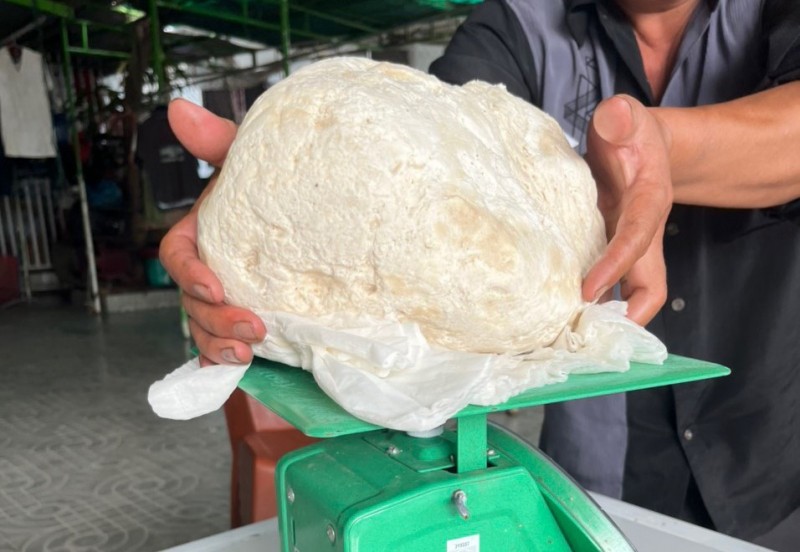 Khối vật chất nghi là long diên hương quý hiếm nặng gần 3kg, được ông Quân cùng các ngư dân vớt được trên biển Khối vật chất nghi là long diên hương quý hiếm nặng gần 3kg, được ông Quân cùng các ngư dân vớt được trên biển