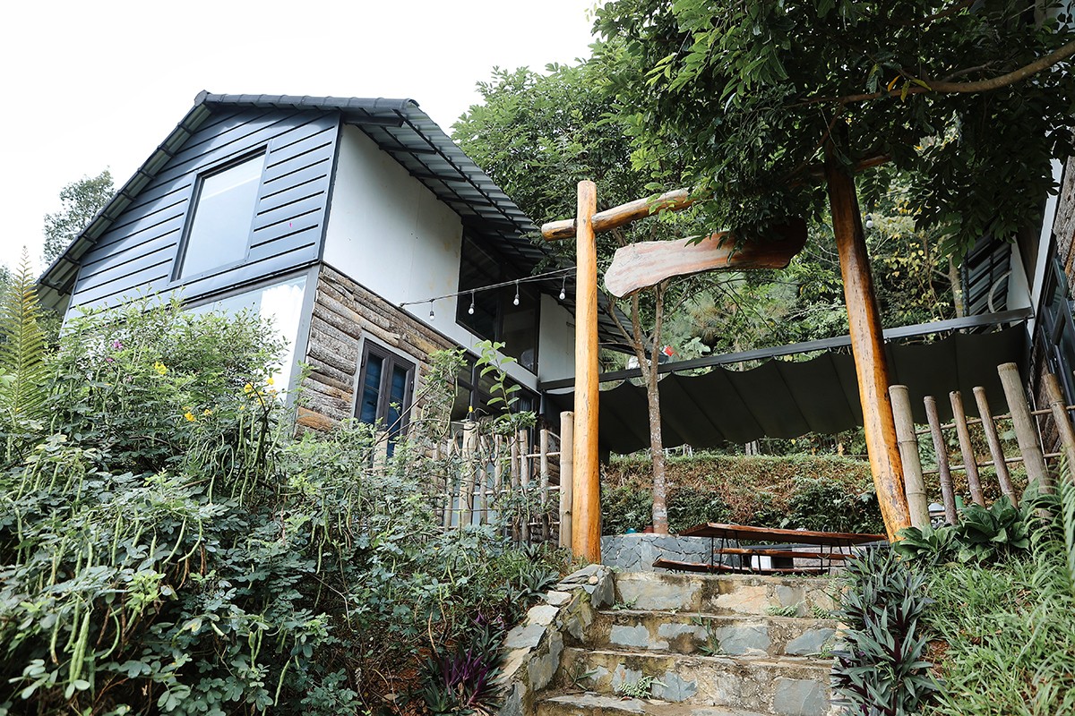 Việt Hoàn cho xây dựng nhiều nhà gỗ nằm rải rác trên diện tích 12.000 m2 với đầy đủ tiện nghi để tiếp đón bạn bè từ thành phố lên chơi. Anh từng có ý định xây dựng trang trại này thành khu nghỉ dưỡng