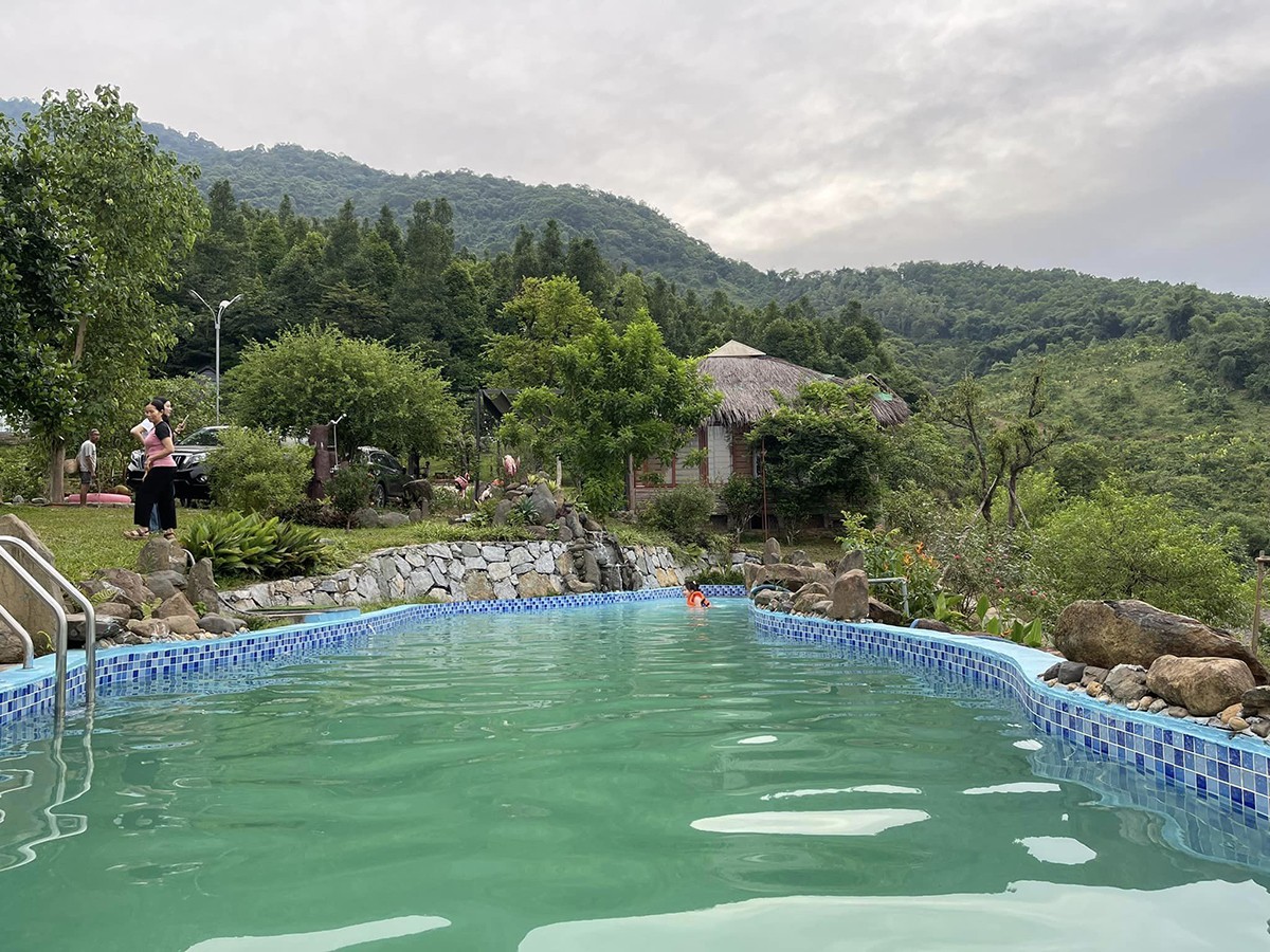 Nam ca sĩ cho xây dựng một bể bơi rộng để các con thoải mái nô đùa trong những ngày hè