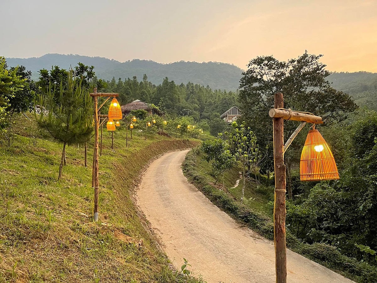 Việt Hoàn nói anh mơ ước về một nhà vườn rộng lớn, đủ chỗ dựng nhà gỗ giữa rừng cho các con chơi, làm sân khấu cho bố thỏa mãn đam mê ca hát như thế này từ lâu nên rất mãn nguyện. Cuộc sống ở đồi tạo cho anh nhiều cảm hứng với âm nhạc. Anh đang ấp ủ kế hoạch thực hiện chuỗi chương trình mang tên \'Đồi gió hát\' diễn ra định kỳ mỗi tháng một lần tại khuôn viên nhà mình với quy mô khán giả giới hạn khoảng 50 người