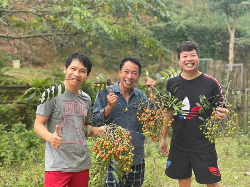 Trọng Tấn cùng với Việt Hoàn, Đăng Dương là “tam ca nhạc đỏ” được nhiều khán giả Việt yêu mến. Không chỉ kết hợp ăn ý với nhau trên sân khấu, cả ba còn gắn bó thân thiết ngoài đời.