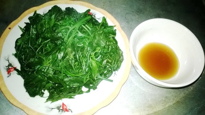 Món rau đắng cảy luộc có vị bùi bùi