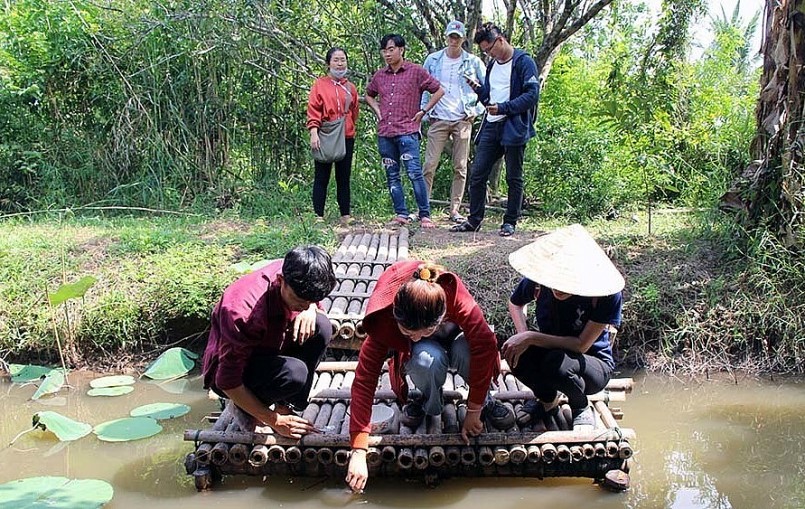 Nhiều du khách thích thú khi tự mình xúc những thìa cơm bón cho cá.