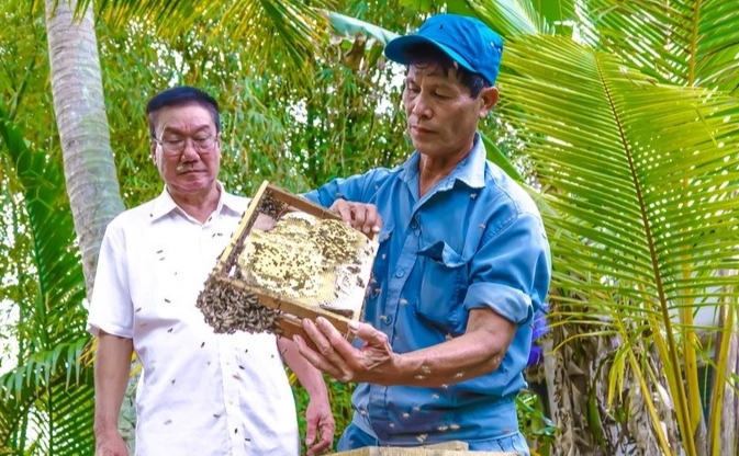 Ông Trung hành nghề nuôi ong lấy mật gia công từ năm ngoài 20 tuổi