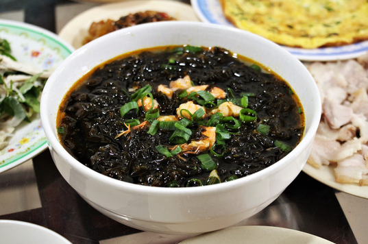 Loại đặc sản mọc lên từ đá, người dân đi lấy về bán giá hàng triệu đồng/kg