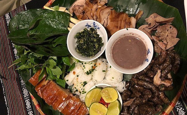 Món lợn 4 món của người Ê Đê chấm với muối chòi mòi đặc trưng