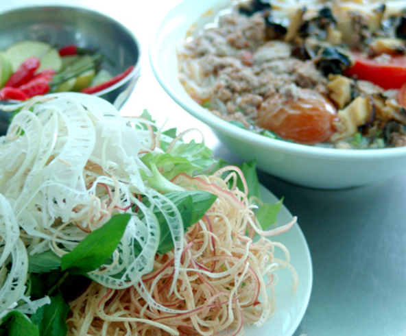 Phần rau của cây chuối non rất phù hợp để ăn kết hợp với một số loại bún.