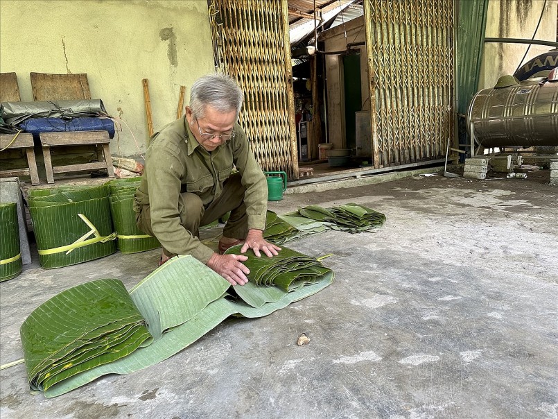 Ông Mạc Thanh Long rọc lá chuối rất điệu nghệ, trăm lá như một lành lặn, nguyên vẹn