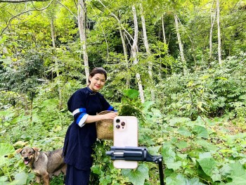 Sơn nữ người Nùng bán nông sản qua TikTok, livetream “hút” 4 triệu lượt xem, bán hàng nghìn đơn hàng