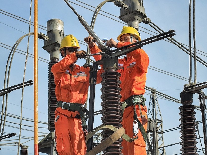 Vệ sinh xử lý tiếp xúc tại dao cách ly xuất tuyến đầu trạm 220kV Nam Định (E3.7)