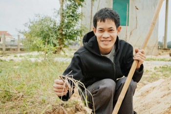 Đánh liều vay 50 triệu đồng đầu tư trồng cỏ dại, anh nông dân nhổ củ bán 350.000/kg