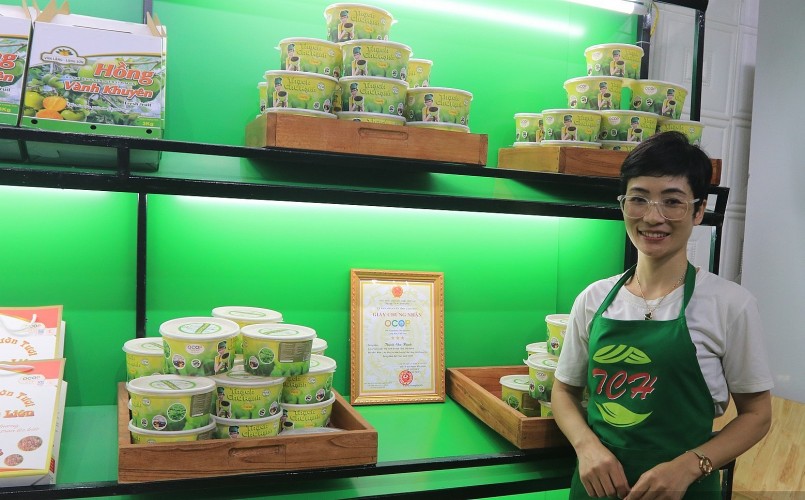 Cô giáo Chu Thị Hạnh (thị trấn Na Sầm, huyện Văn Lãng, tỉnh Lạng Sơn) là chủ nhân của sản phẩm thạch đen đạt OCOP 3 sao đầu tiên tỉnh Lạng Sơn. Ảnh: Gia Tưởng.