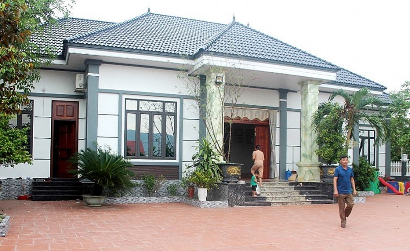 Giờ đây vợ chồng ông Mùi đã cơ cơ ngơi khang trang nhờ nuôi vịt.