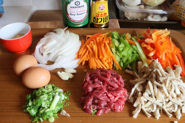 Cách làm miến trộn Hàn Quốc hấp dẫn, lạ miệng để đổi khẩu vị