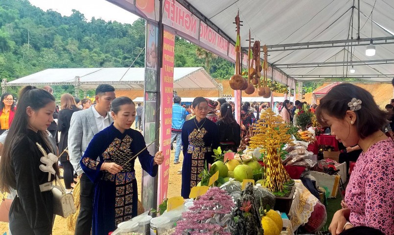 Du khách thăm gian hàng OCOP huyện Bạch Thông.