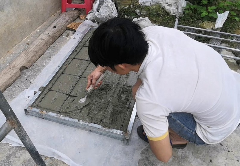 Chi phí nguyên liệu làm sàn chuồng heo bằng bê tông thấp hơn các vật liệu khác.