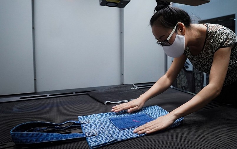 Các doanh nghiệp thường tập trung nguồn vốn cho sản xuất, trong khi nguồn vốn thay đổi công nghệ mẫu mã bao bì gặp khó, nên kém sức canh tranh trên thị trường xuất khẩu. Các doanh nghiệp thường tập trung nguồn vốn cho sản xuất, trong khi nguồn vốn thay đổi công nghệ mẫu mã bao bì gặp khó, nên kém sức canh tranh trên thị trường xuất khẩu.