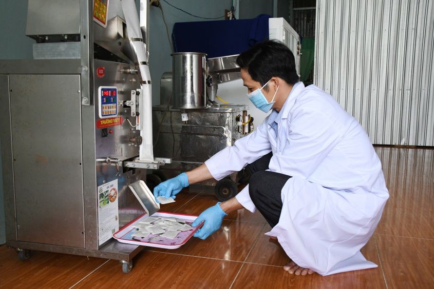 Thầy Khánh đầu tư trang thiết bị hiện đại để chế biến xạ đen