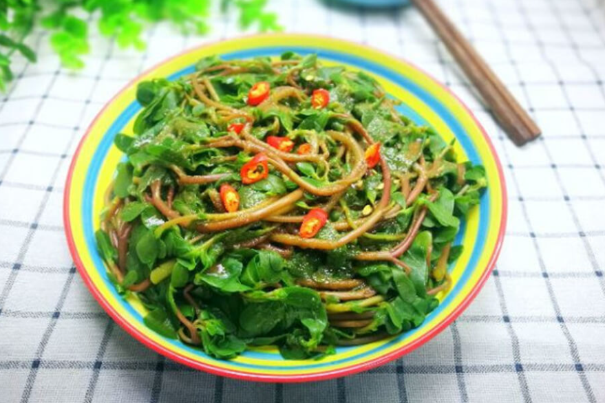 4 loại rau ở quê cho lợn ăn, lên thành phố lại thành đặc sản đắt đỏ