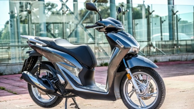 “Xuýt xoa” trước diện mạo của Honda SH bản Ý mới về đại lý, giá hơn 90 triệu đồng