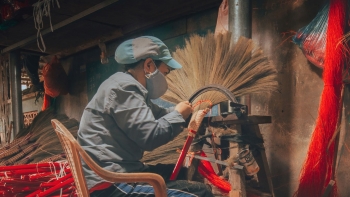 Tác phẩm "Nghề truyền thống sản xuất chổi đót Chiêm Sơn"