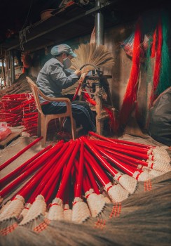 Tác phẩm "Nghề truyền thống sản xuất chổi đót Chiêm Sơn"