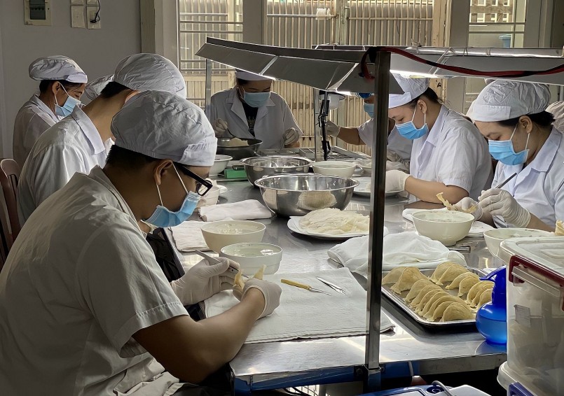 Sơ chế tổ yến tại Cơ sở sản xuất Yến sào Du Long của anh Trần Quốc Phương, phường Vĩnh Lạc, TP Rạch Giá, tỉnh Kiên Giang. Sơ chế tổ yến tại Cơ sở sản xuất Yến sào Du Long của anh Trần Quốc Phương, phường Vĩnh Lạc, TP Rạch Giá, tỉnh Kiên Giang.